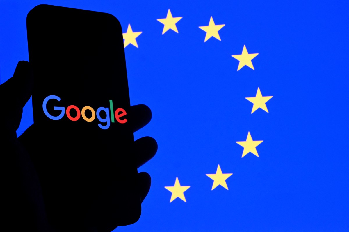 File Photo - This illustration photograph shows the logo of Google displayed on a smartphone in front of an European Union flag in Brussels on September 29, 2025 (Nicolas Tucat / AFP)