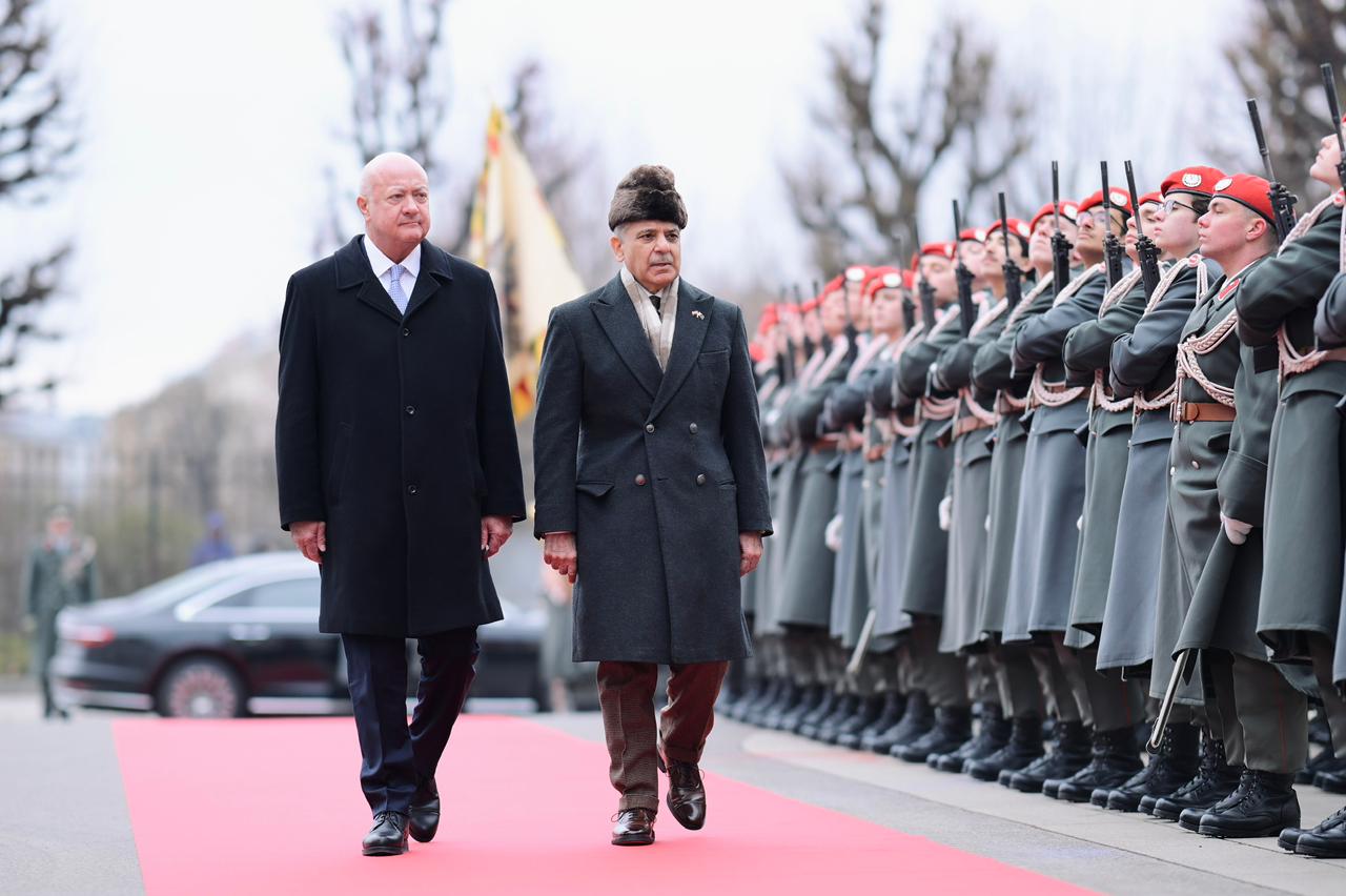 PM Sharif accorded guard of honor in Vienna 