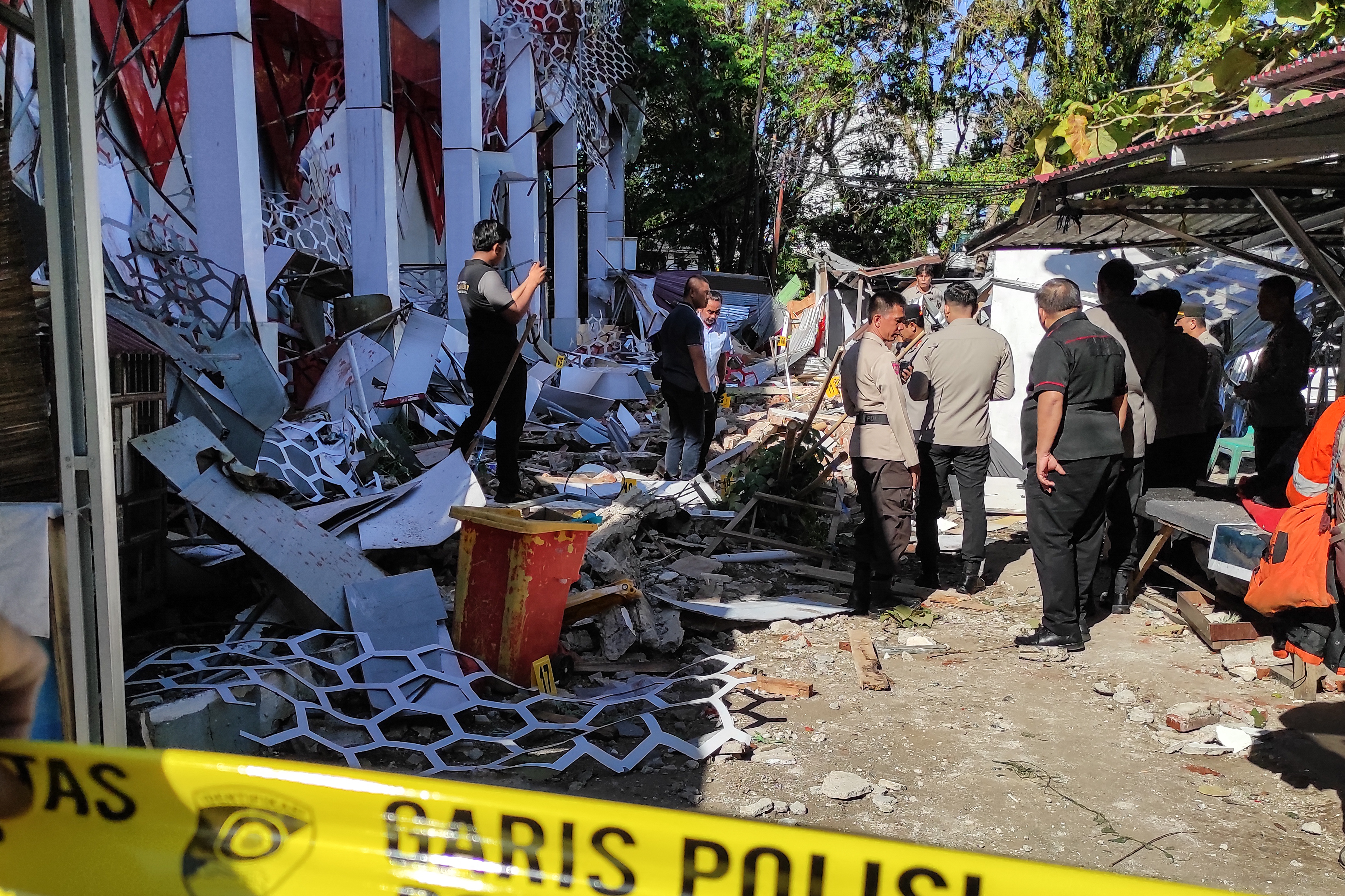 7.4-magnitude quake off Indonesia kills one, tsunami warning lifted