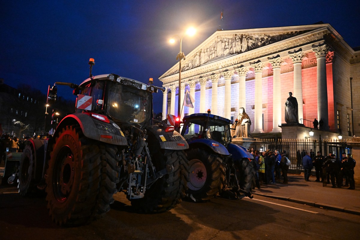 Furious farmers roll hundreds of tractors into Paris in fresh protests