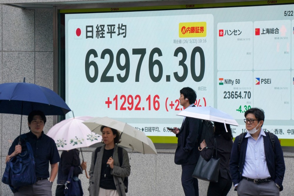 Oil falls, Asian stocks climb on hopes of US-Iran Hormuz deal