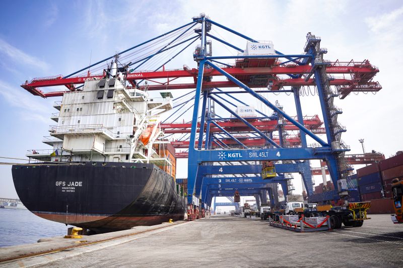 Karachi Port becomes transshipment hub as Gulf war disrupts shipping