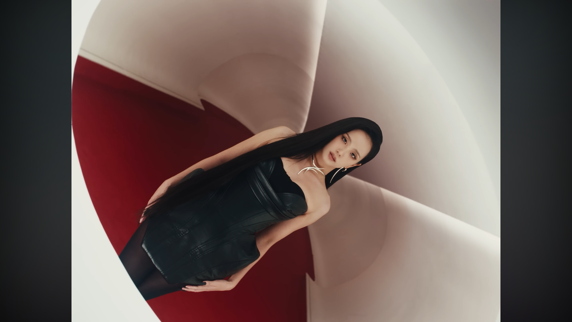 Jisoo staring at the camera while standing in the hallway a la The Shining (Screenshot from the music video 