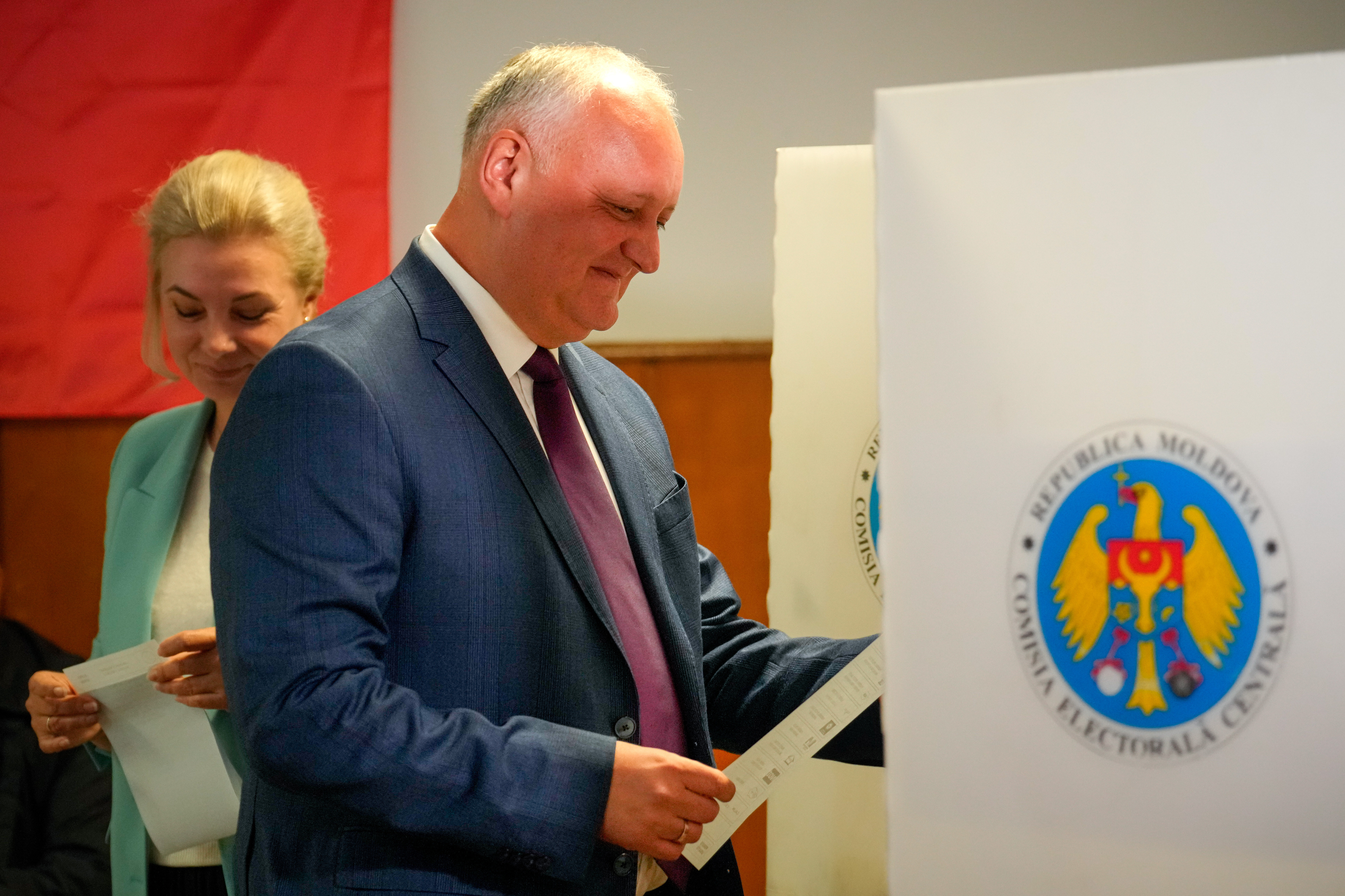 Moldova votes in tense polls, torn between EU and Russia