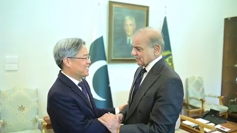 Pakistan premier, Chinese envoy discuss Mideast peace efforts 