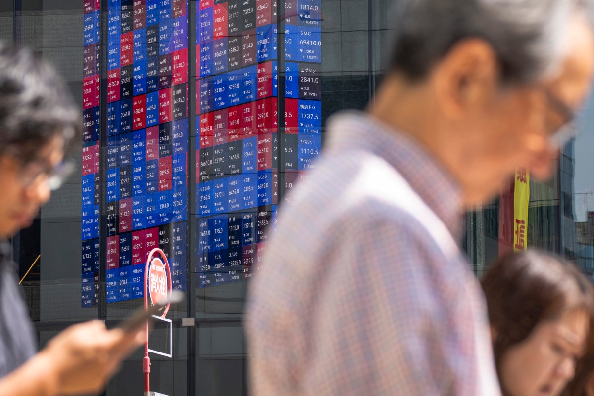 Most stocks rise, oil flat following peace deal-fueled rally