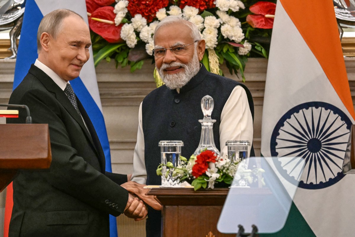 Russia's President Vladimir Putin (L) speaks with India's Prime Minister Narendra Modi after their joint press statements at the Hyderabad House in New Delhi on December 5, 2025. (AFP)