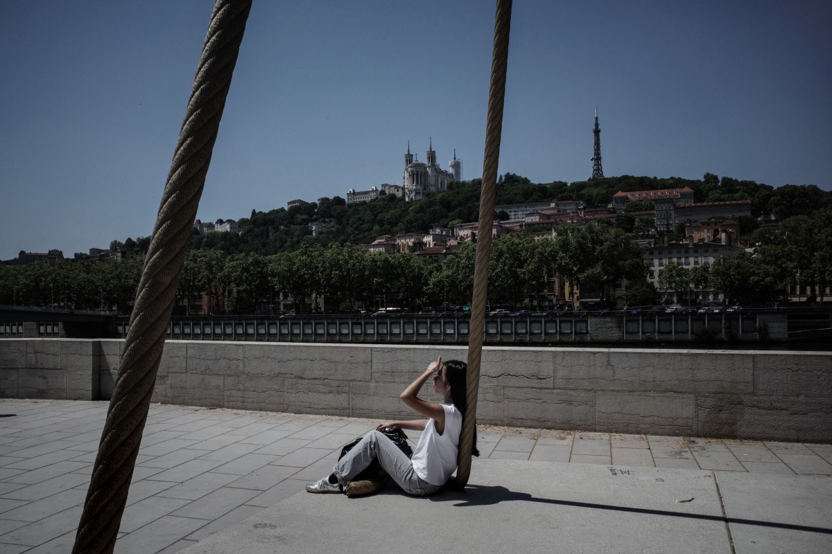 AFP__20260526__B4338ZQ__v4__MidRes__TopshotFranceClimateWeatherHeatwave.jpg