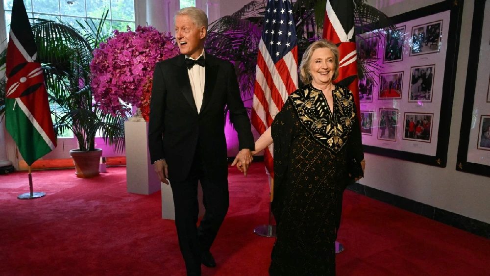 Bill Clinton, 42nd US President, and his wife, Hillary Rodham Clinton, 67th US Secretary of State, arrive at the Booksellers Room of the White House on the occasion of the State Dinner with the Kenyan president at the White House in Washington, DC, on May
