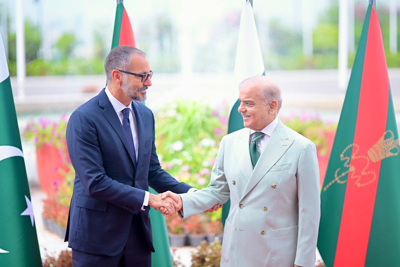 Pakistan PM hosts Prince Rahim Aga Khan V during first official visit