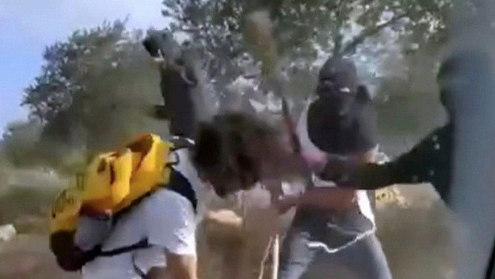 Illegal Israeli settlers beat Palestinian farmers on video as attacks mount 