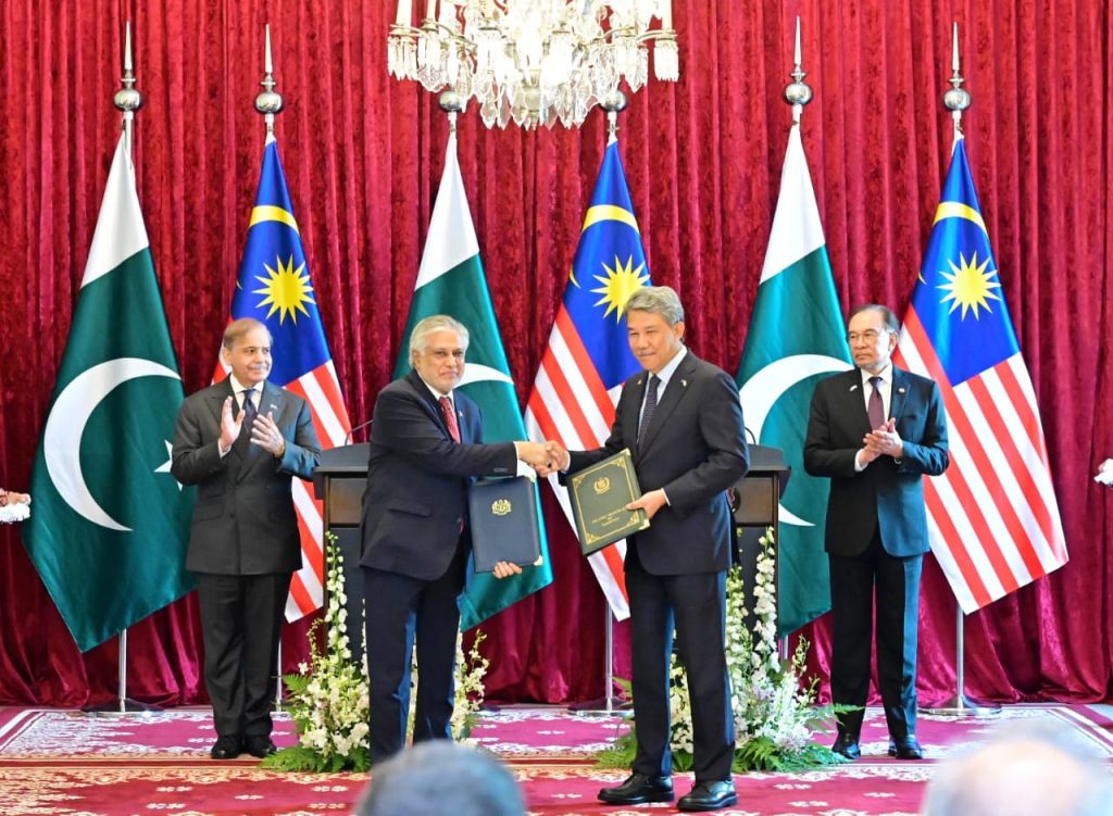 Pakistan, Malaysia agree to boost trade, train diplomats, fight corruption 