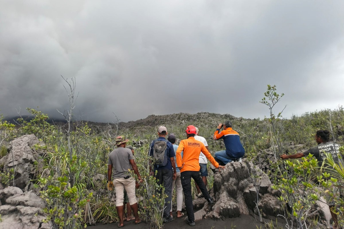 Indonesia volcanic eruption kills three hikers: officials