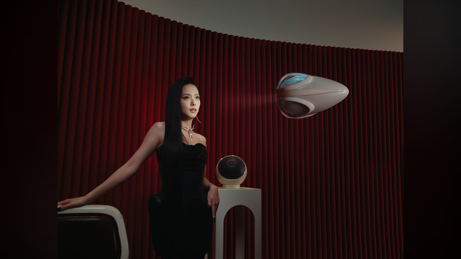 (Screenshot from the music video 