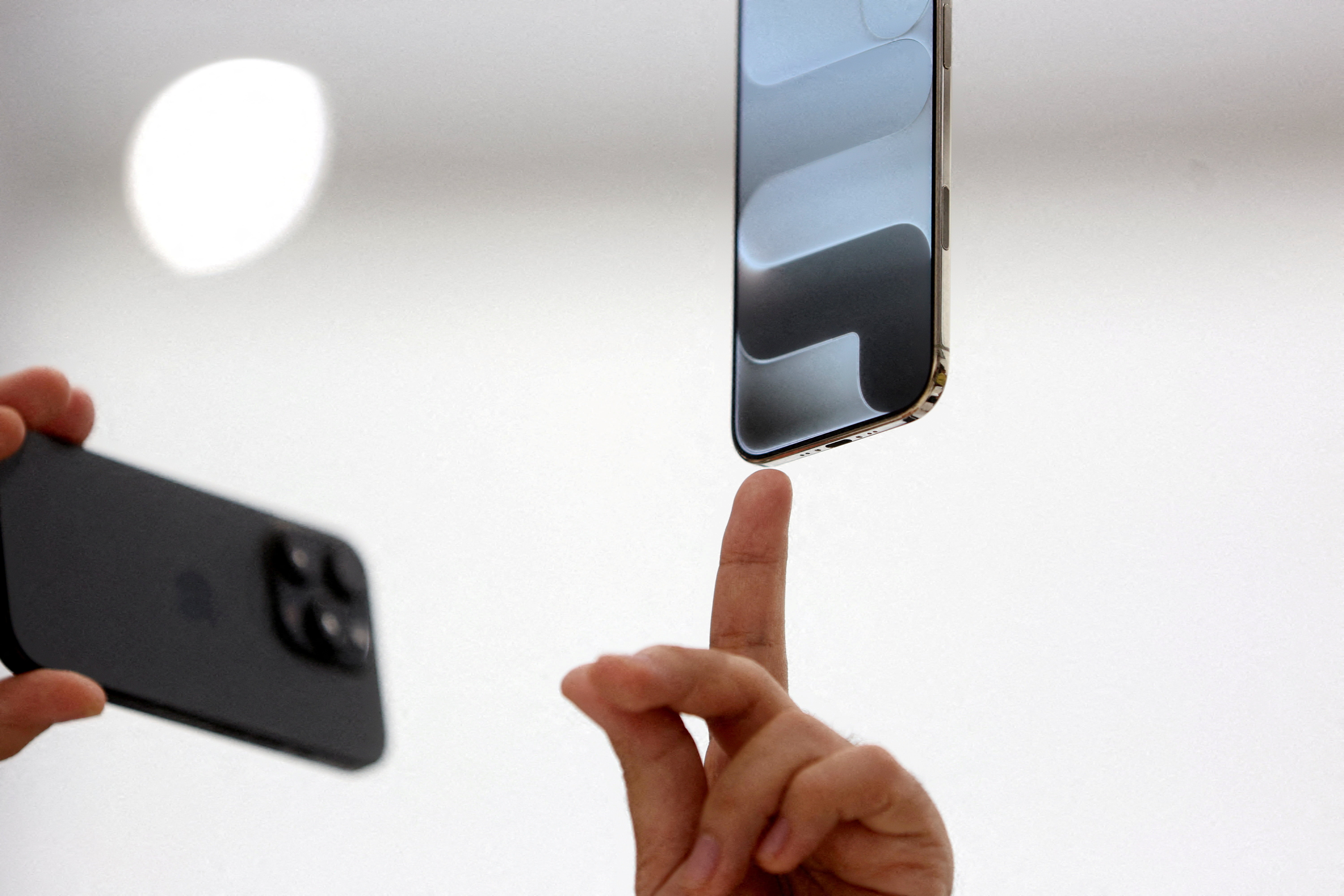 Apple holds down new iPhone prices amid threats of Trump tariffs