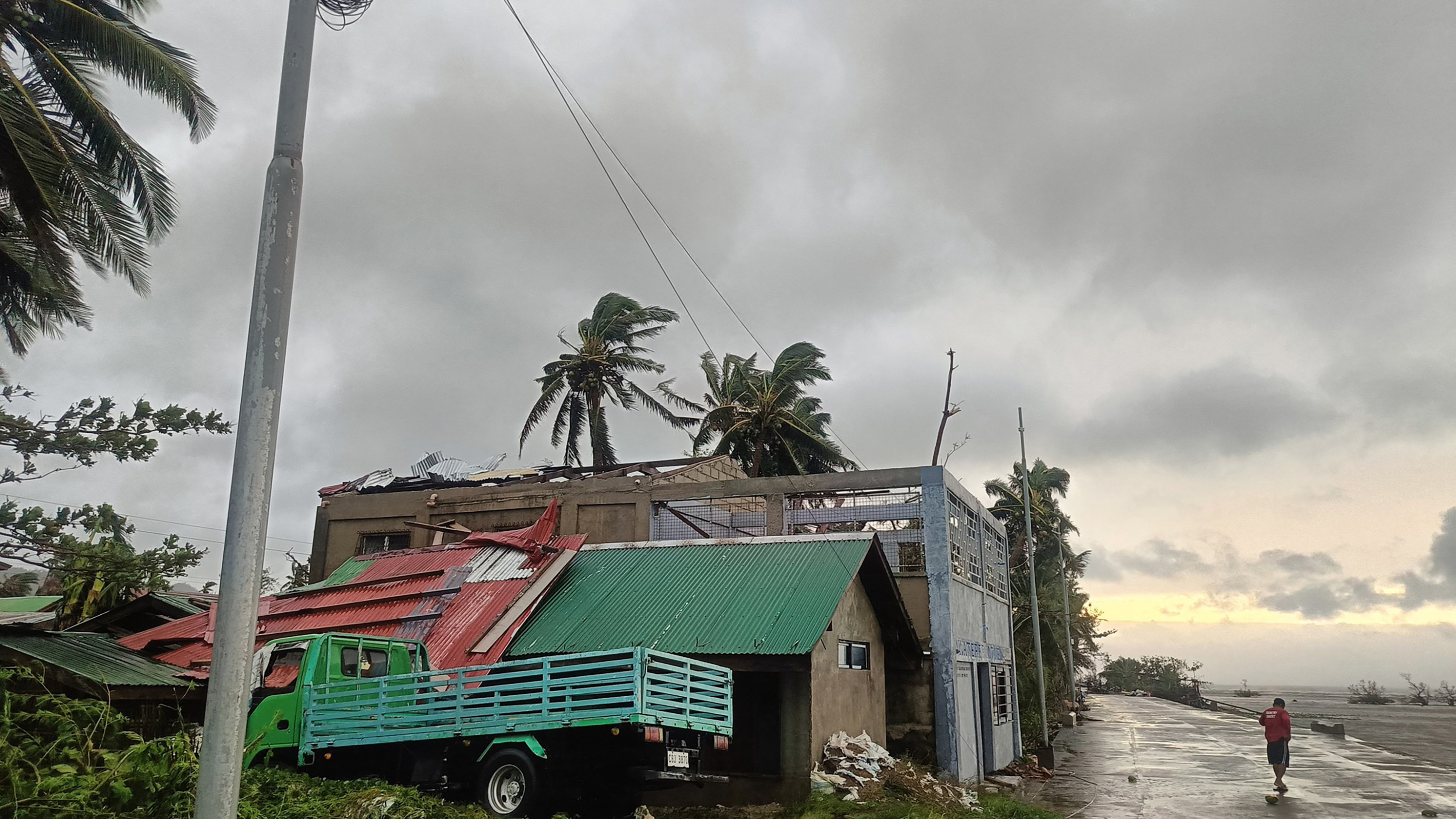 400,000 evacuated, 3 dead as fresh storm batters Philippines