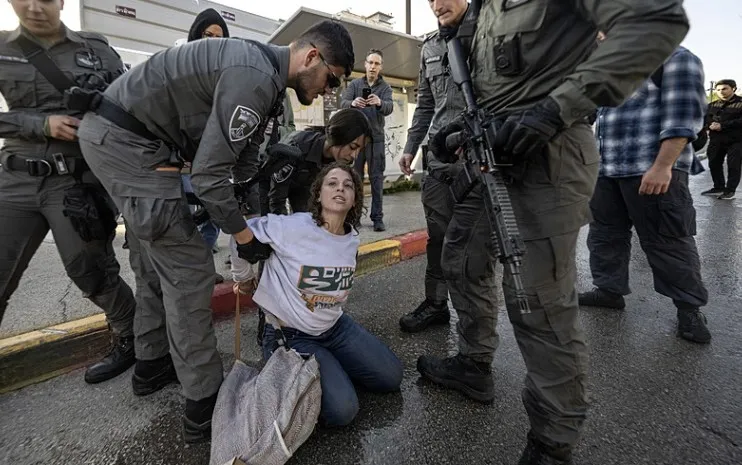 Israeli lawmakers advance bill to dissolve parliament