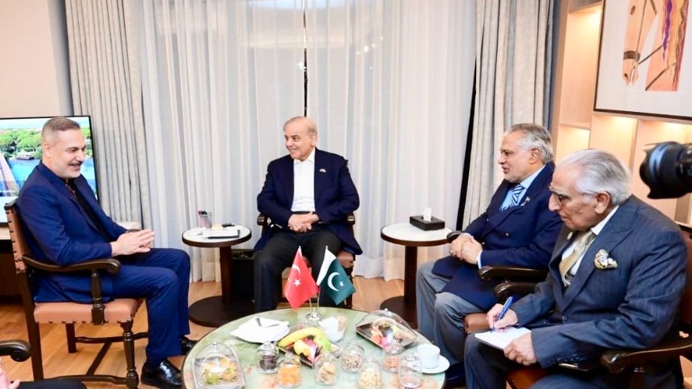 Pakistan PM Sharif meets Turkish FM, Korean minister in Antalya 