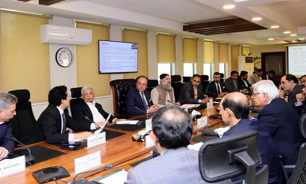 Petrol stocks at comfortable levels as Pakistan reviews energy preparedness amid Gulf war