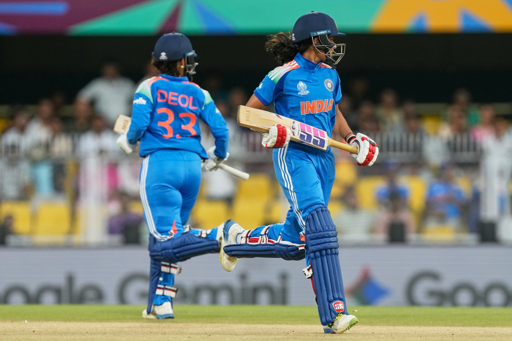  India's Harleen Deol, left, and Pratika Rawal run between the wickets to score during the ICC Women's Cricket World Cup match between India and Sri Lanka at Barsapara Cricket Stadium in Guwahati, India, Tuesday, Sept. 30, 2025. (AP)