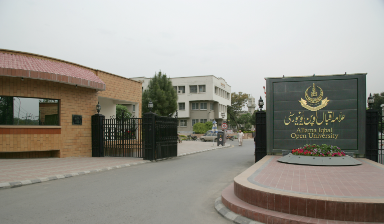 Pakistan extends Afghan scholarship deadline after internet outage