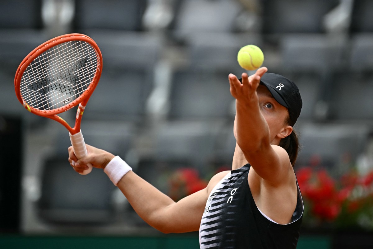 Iga Swiatek battles into Italian Open third round