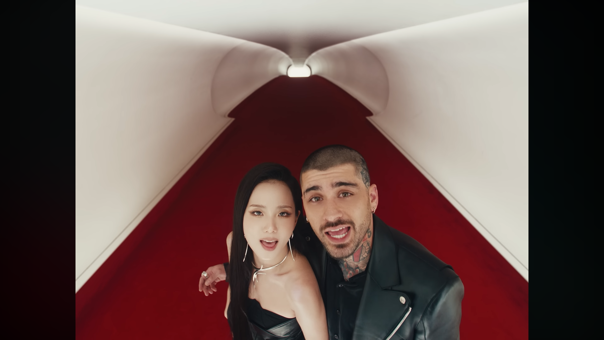 Jisoo and Zayn in the music video "Eyes Closed" 