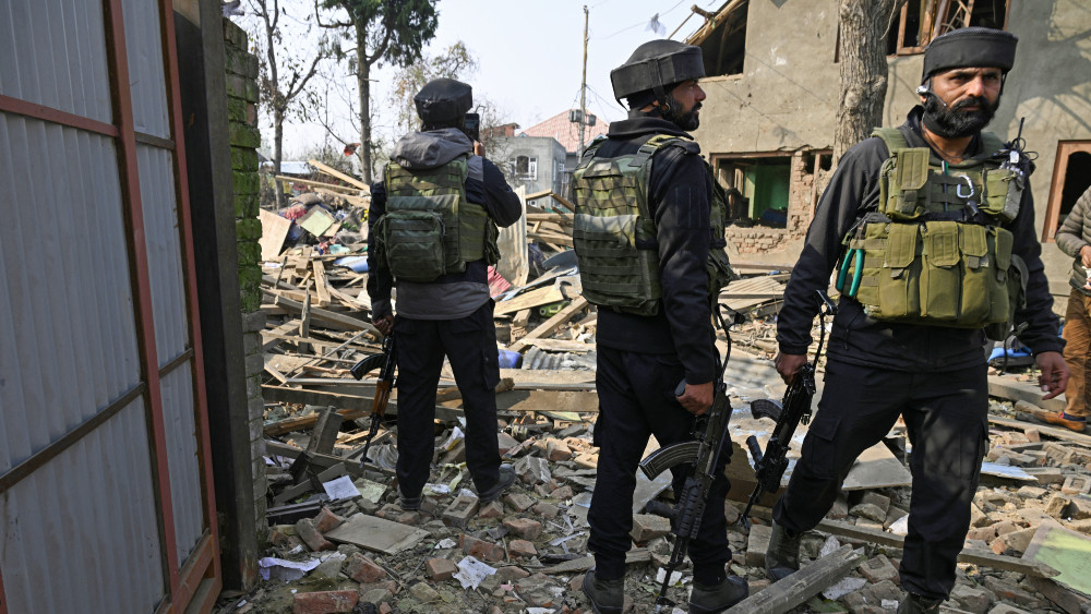 Indian police carry out sweeping raids in Occupied Kashmir