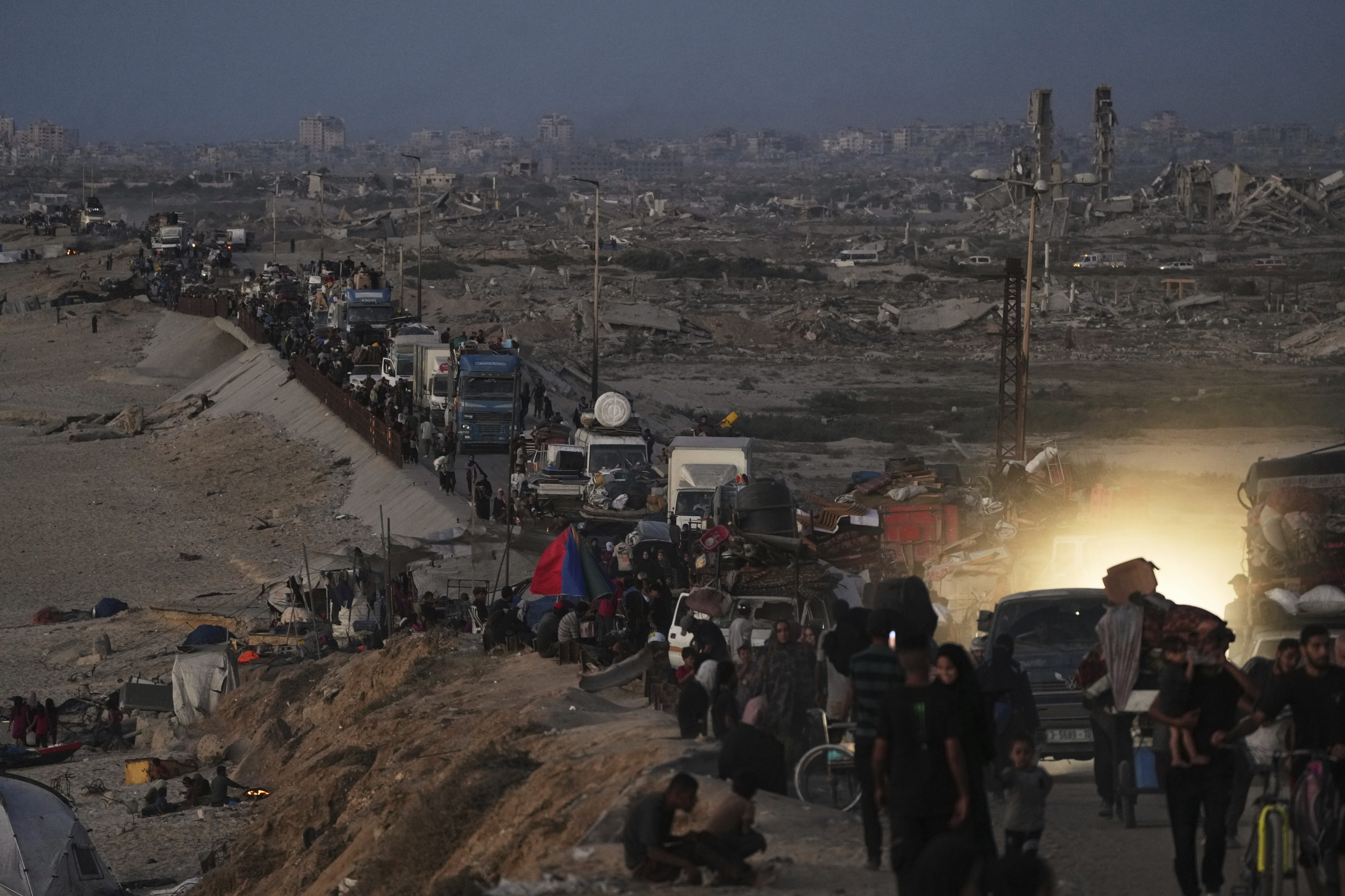 Displaced Palestinians flee northern Gaza