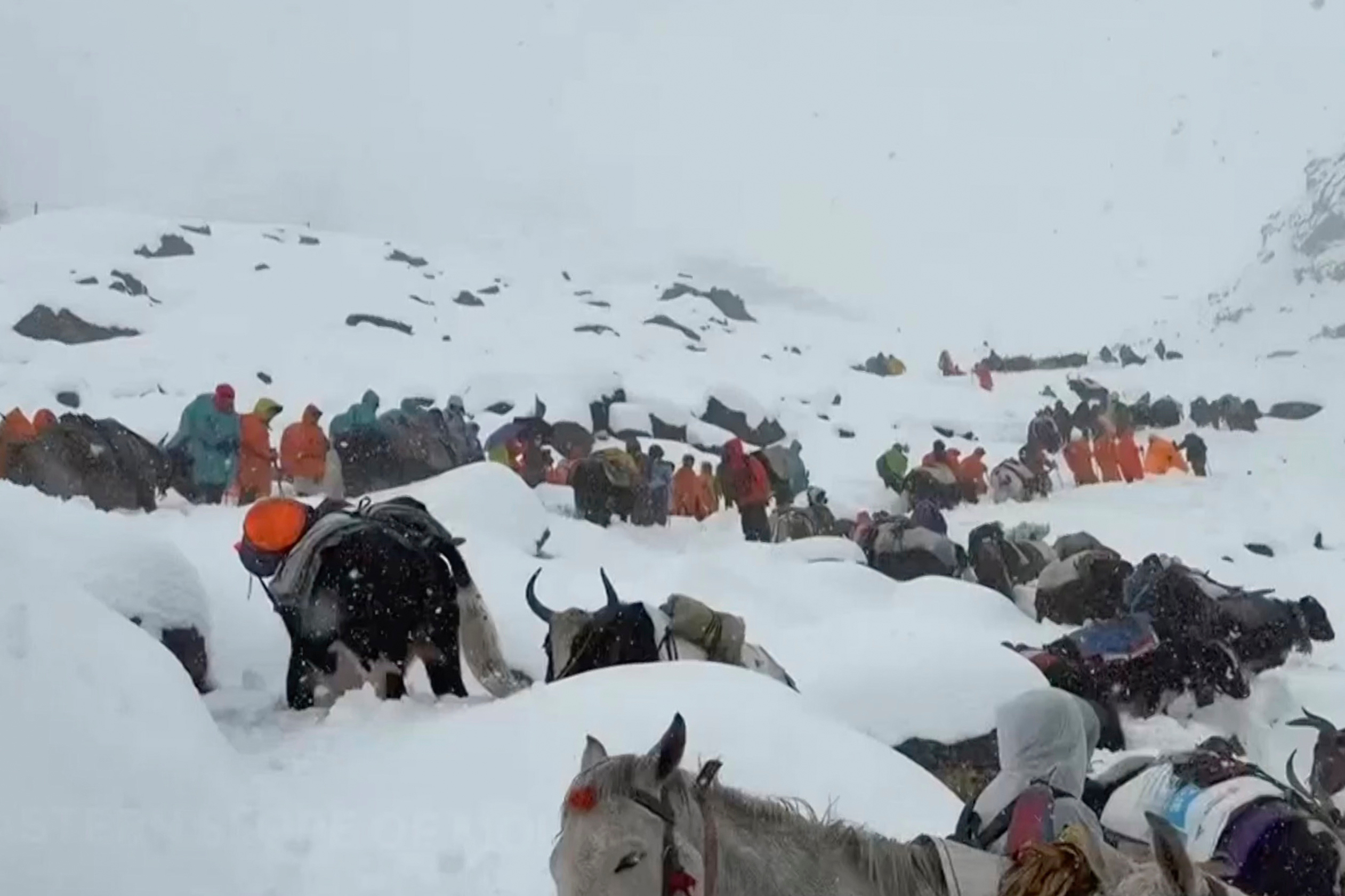 Hundreds of hikers rescued from Everest after severe snowstorm