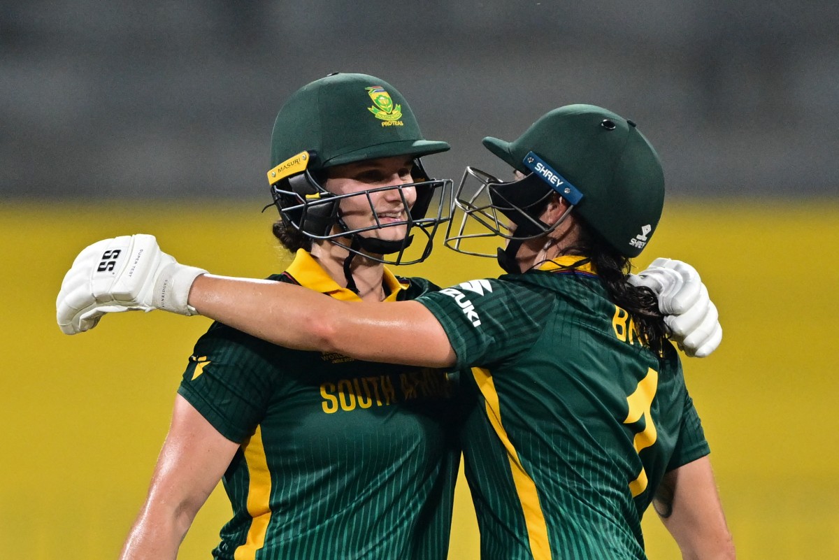  South Africa crush Sri Lanka to extend dominant World Cup run