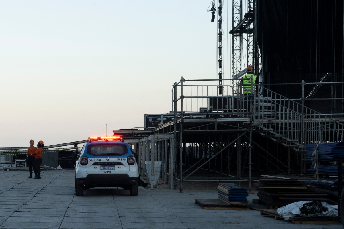 Technician dies installing stage for Shakira concert in Rio