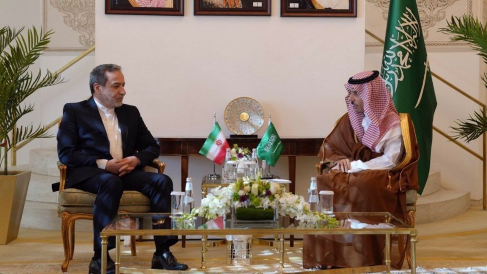 Iran, Saudi FMs discuss efforts to de-escalate regional tensions 