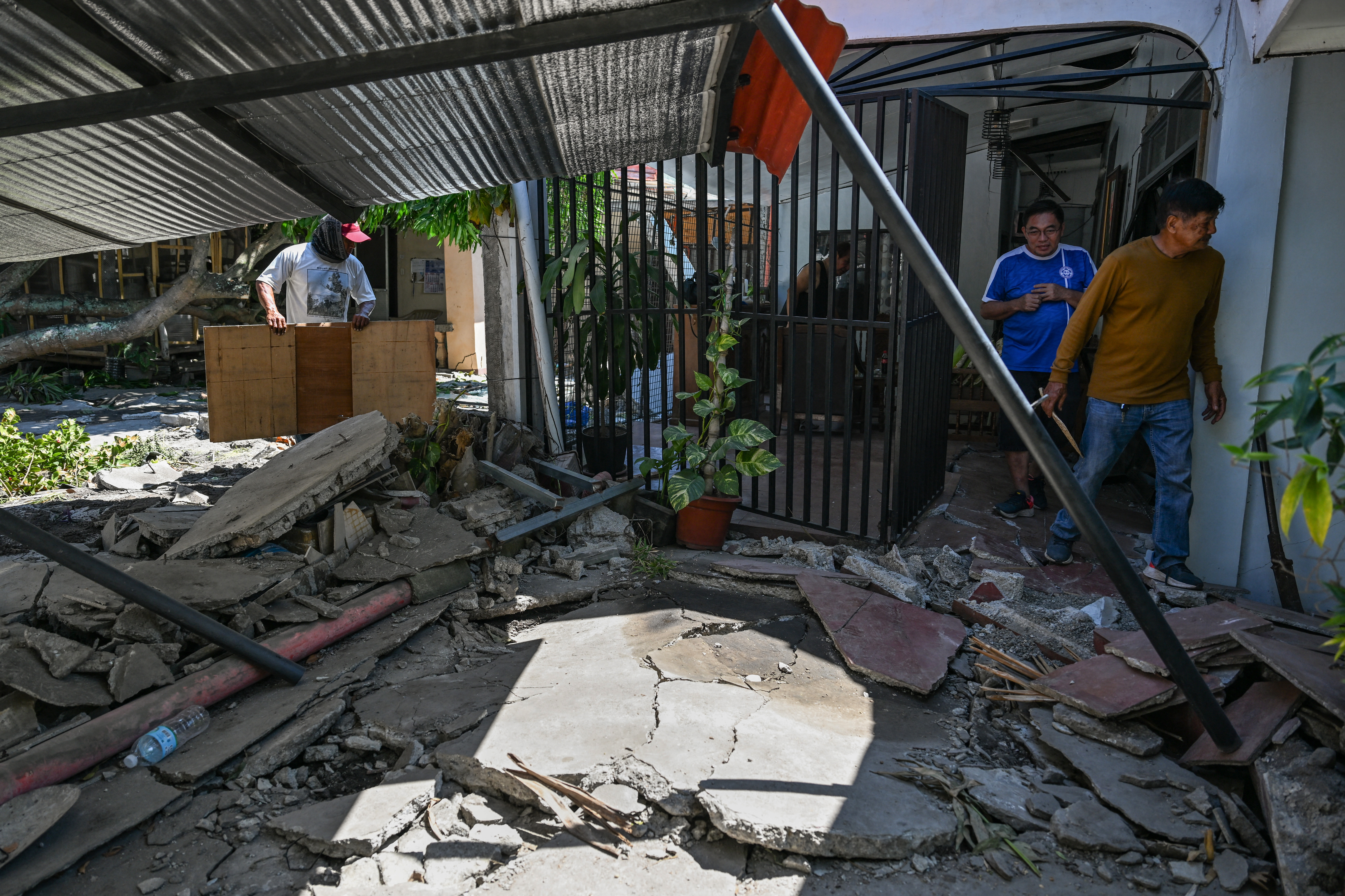 Outdoor hospitals, cut-off communities as Philippine quake toll hits 41