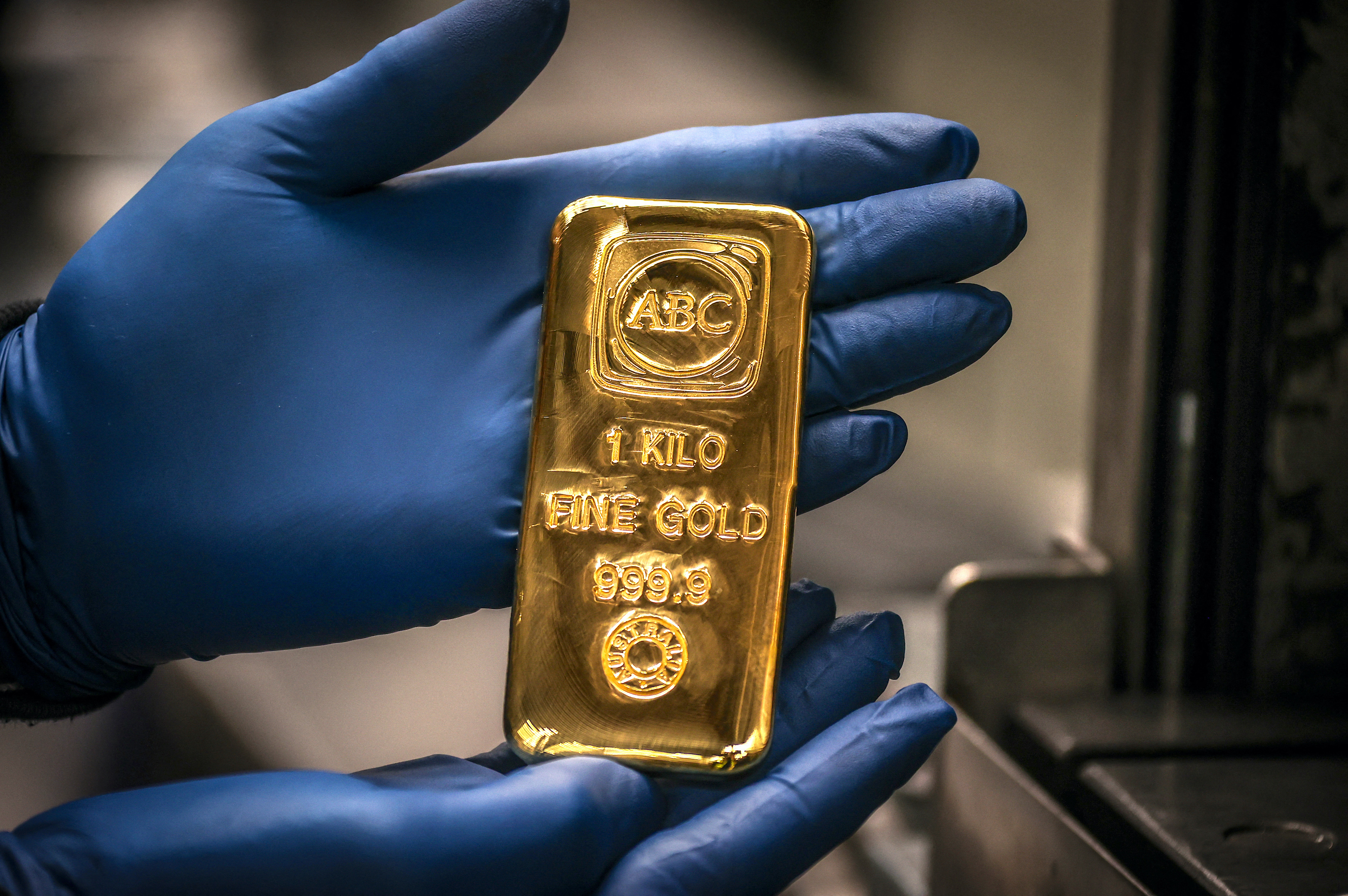 Gold tops $4,000 for first time as traders pile into safe haven