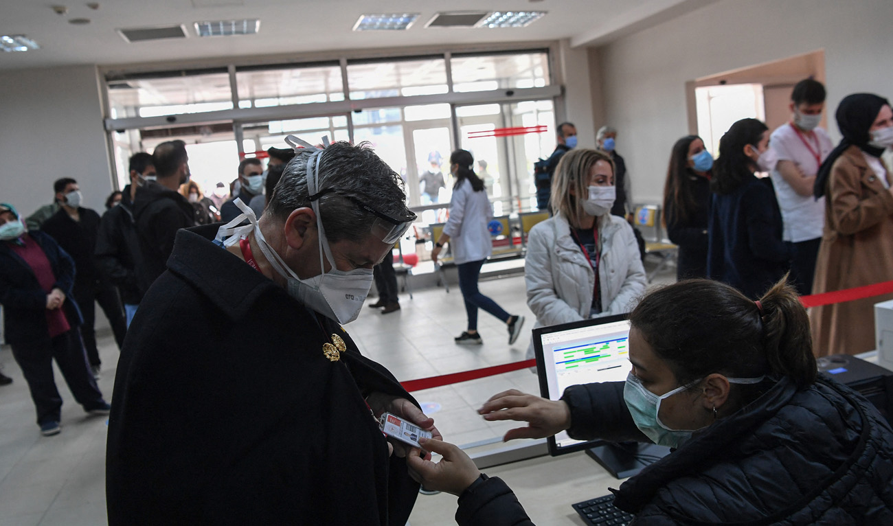 Istanbul hotel evacuated after tourists die of suspected poisoning