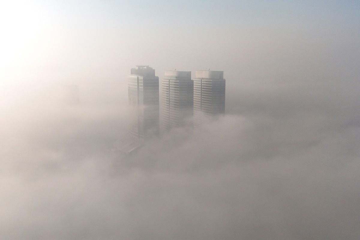 Cold wave grips Pakistan as dense fog affects daily life