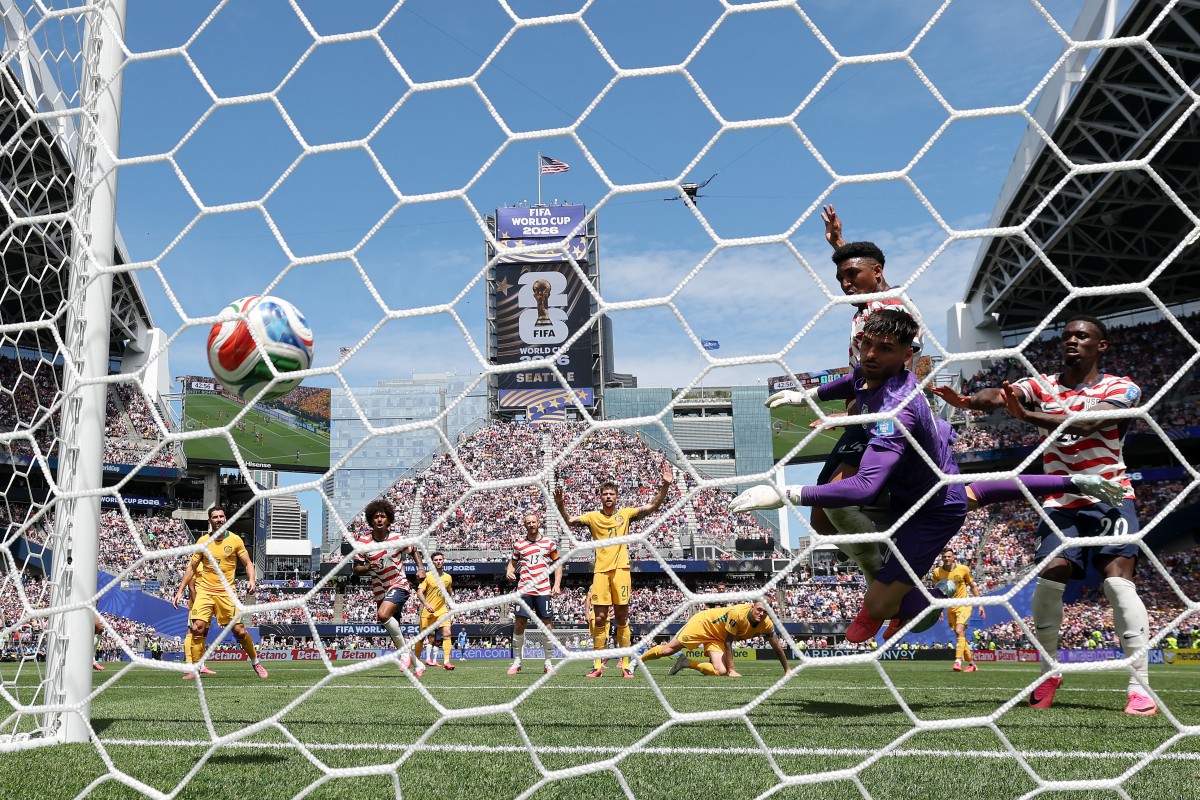 USA beat Australia 2-0 to reach World Cup knockouts