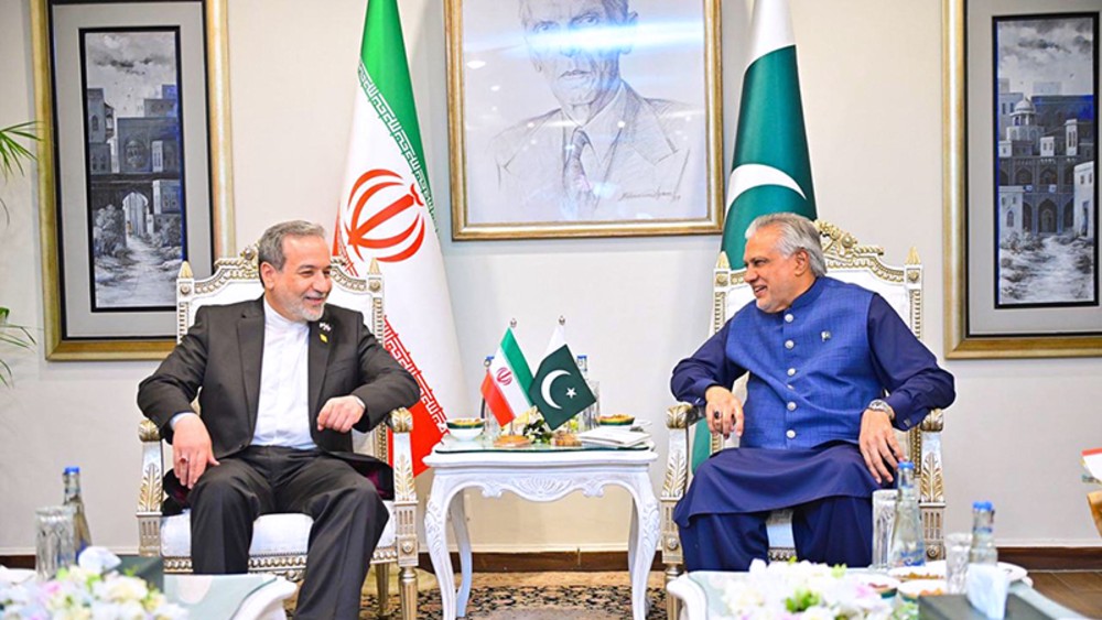 Pakistan, Iran FMs discuss ongoing efforts for regional peace: FO