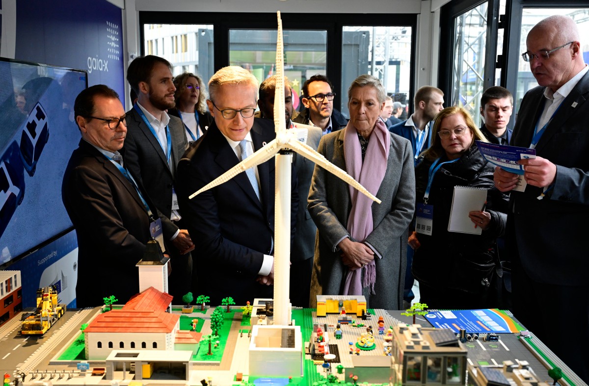 Europe challenges US tech giants at AI summit