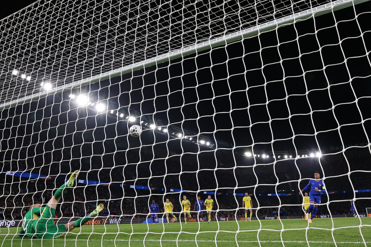 France's forward #10 Kylian Mbappe (R) shoots a penalty kick during the 2026 World Cup qualifiers in Paris, on November 13, 2025. (Photo by FRANCK FIFE / AFP)