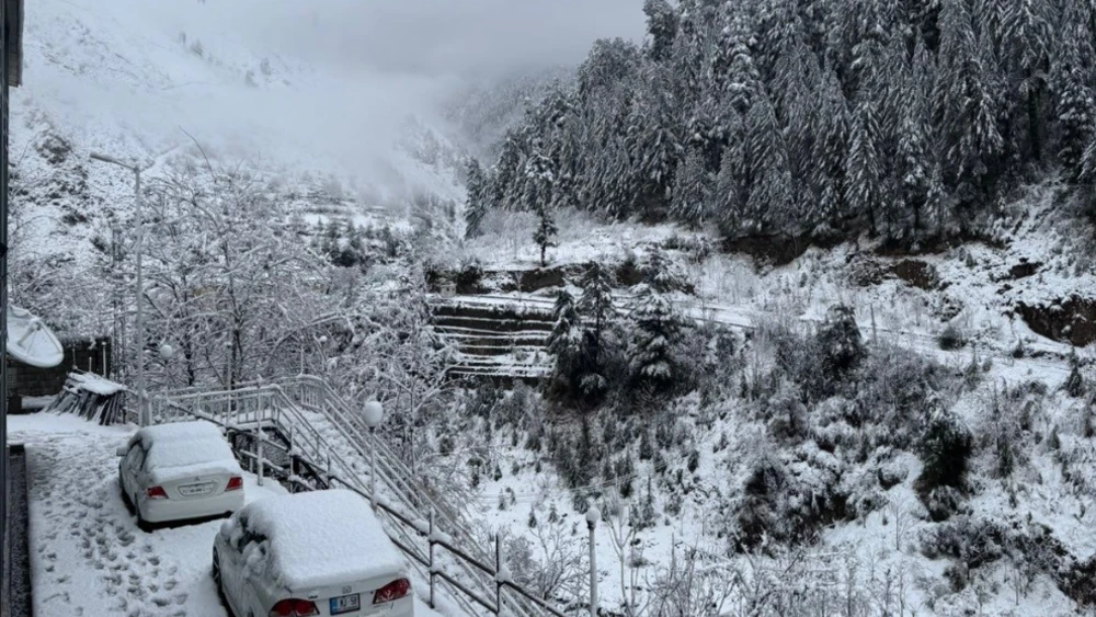 Kaghan Valley receives heavy snowfall on Friday, January 23, 2026. (Photo: Maryam Shah/Pakistan TV Digital) 
