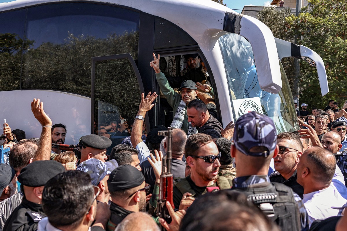 Buses carrying Palestinian prisoners arrive in Gaza's Khan Yunis