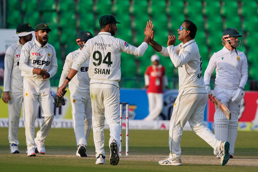 Noman derails South Africa to 216-6 in first Pakistan Test