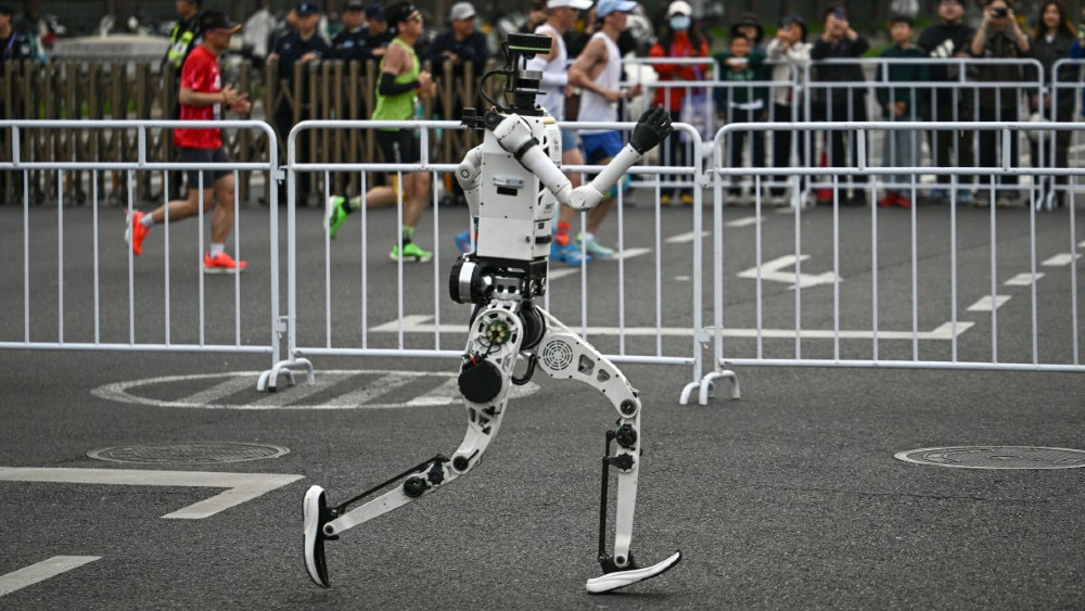 Humans far behind as robot breaks record at Beijing half marathon