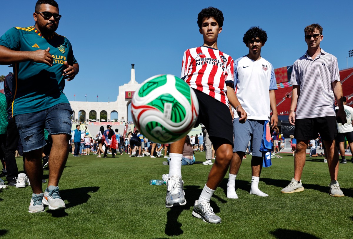 AFP__20260612__2281301498__v1__MidRes__SoccerFansGatherToWatchTheUnitedStatesFirstWo.jpg
