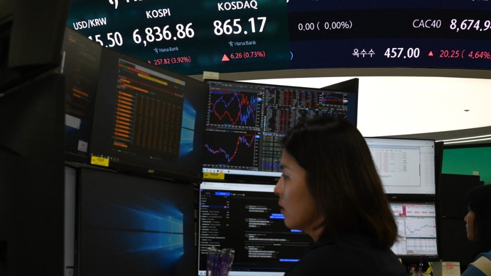 Stocks mixed as US data ease rate fears but fuel economic worries
