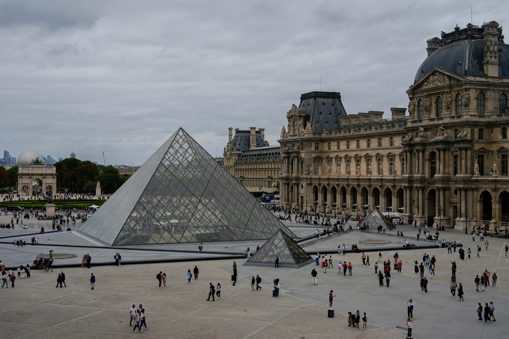 Louvre closed after robbery, French culture minister reports