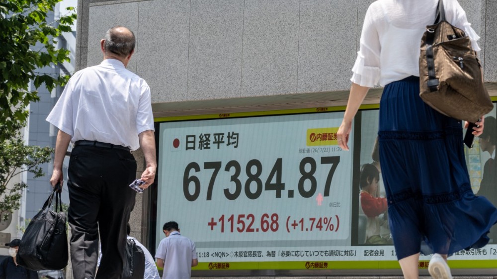Oil soars above $100 as Middle East fears grow