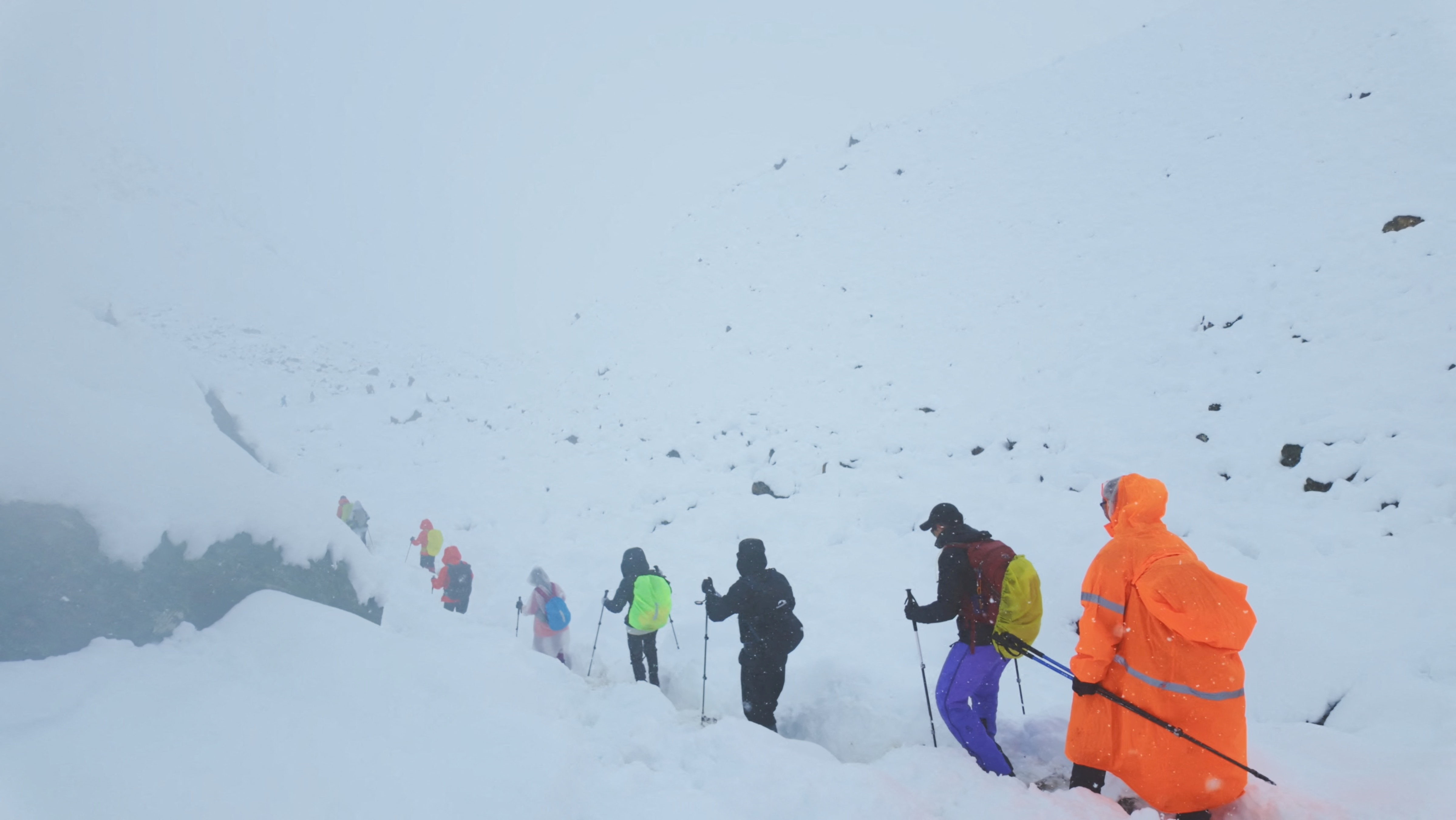 Hundreds rescued after blizzard traps trekkers near Everest in Tibet